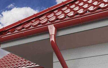 Наружный водосток с кровли: пошаговая технология сооружения